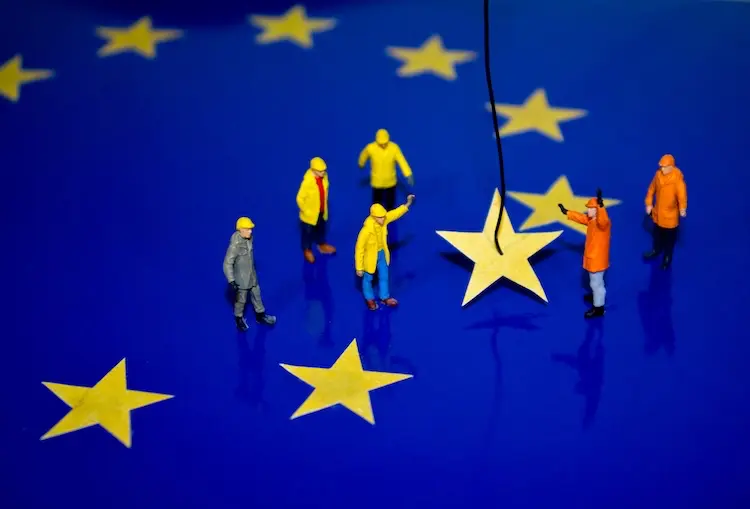 Vista De Angulo Alto De Las Banderas Contra El Cielo Azul